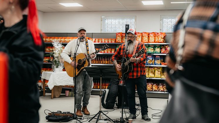 Musiker Henrik Nagy med vän