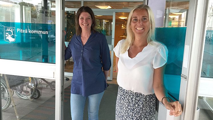 Ann-Catrin Gustafsson är nyanställd som anhörigkoordinator i socialtjänsten. Här tillsammans med omsorgschef Lena Enqvist.