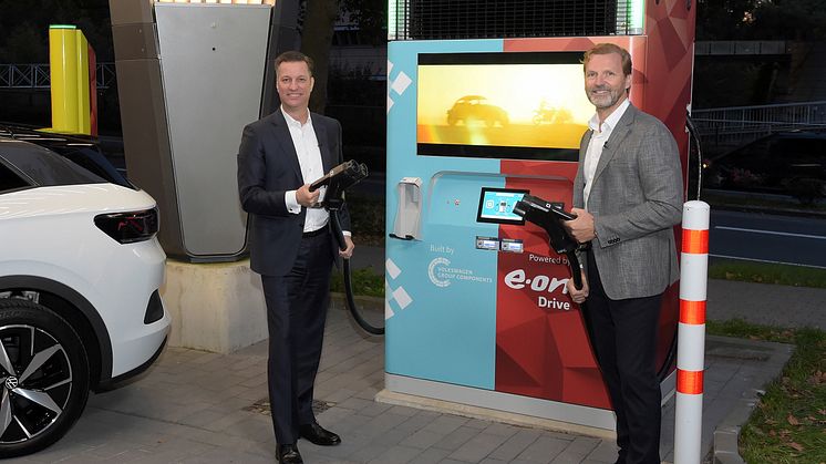 E.ONs øverste chef for Customer Solutions Patrick Lammers og Volkswagen Groups tekniske chef Thomas Schmall satte gang i driften af den første E.ON Drive Booster