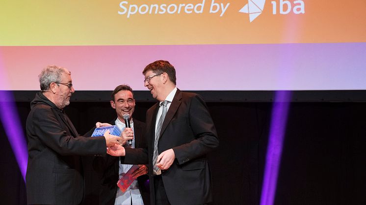 Hendrik Hund übergibt "Lifetime Achievement Award" an Philippe Starck.