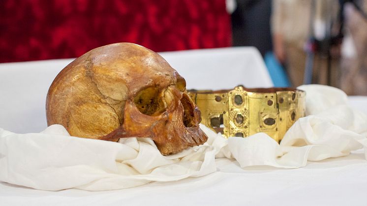 The scull and crown of Saint Erik