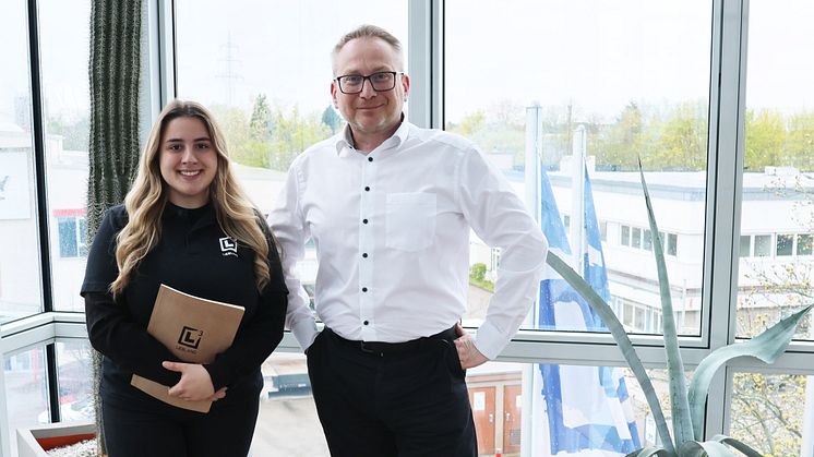 LIEBLANG Geschäftsführer Marius Gross und Azubi Naila Ikic in der Mannheimer Unternehmenszentrale der LIEBLANG Gruppe.