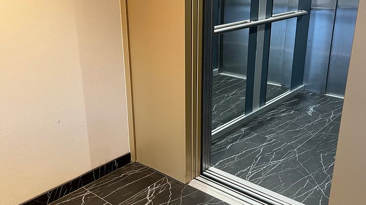 Interior Entrance cladding and flooring in Dekton ID Wallenstam  Black marble  (2)