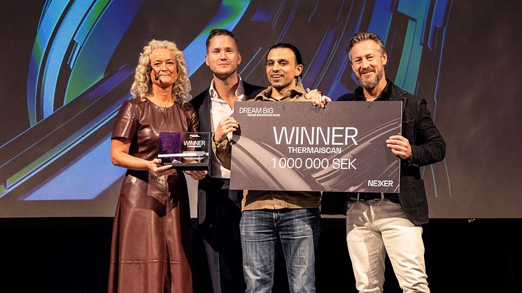 Arby Leonian från det vinnande företaget Thermaiscan tillsammans med Nexers kommunikationschef Beatrice Silow samt jurymedlemmarna Viktor Frisk, Reach Media Group, och Lars Kry, CEO på Nexer Group.