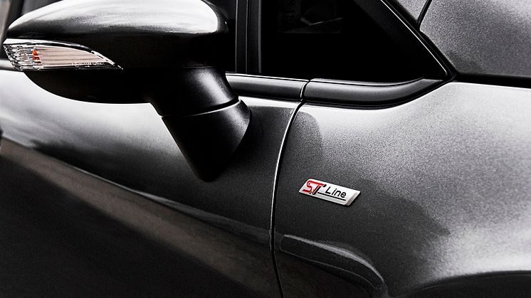 A Ford bemutatja az új ST-Line termékcsaládot: ma elindult az új Fiesta ST-Line és a Focus ST-Line gyártása, az új sportos modellek július végétől átvehetők a magyar kereskedésekben