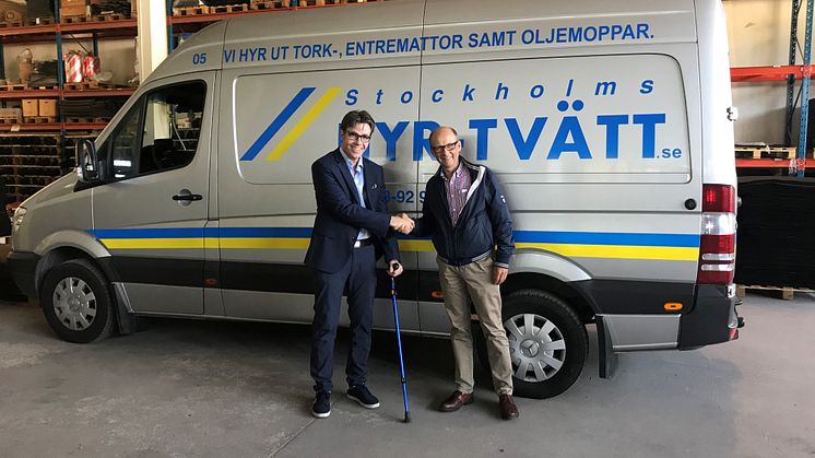 I mer än 30 år har Magnus Wikzell (t.v.) drivit sitt företag Stockholms Hyr-tvätt, men nu övertar Carl-Johan Björkman verksamheten och företaget kommer successivt att byta namn till Hr Björkmans Entrémattor. 