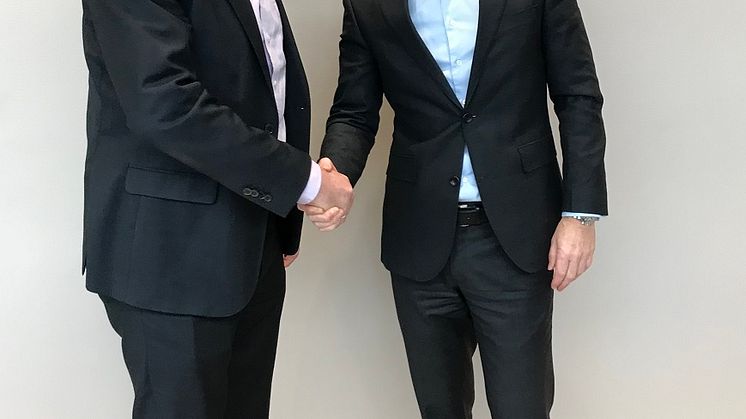 Abraham Foss (Telia Norge) og Eirik Lunde (NextGenTel) er fornøyd med avtalen der Telia Norge kjøper cirka 38 000 privatkunder av NextGenTel.