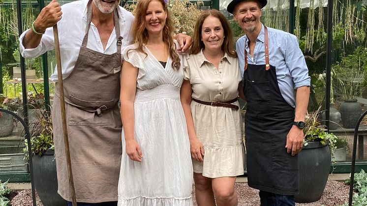  Fyra kända profiler, Ernst Kirchsteiger, Kajsa Vildängen, Malin Björkholm och Paul Svensson, ger inspiration till slottsparkens besökare genom att inreda varsitt växthus på sitt alldeles egna unika sätt. Foto: MAZ-art 