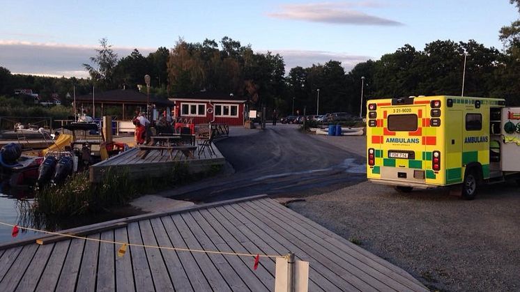 De frivilliga sjöräddarna från RS Uppsala förde kvinnan från Sunnerstabadet till väntande ambulans vid räddningsstationen på Skarholmen i Uppsala.