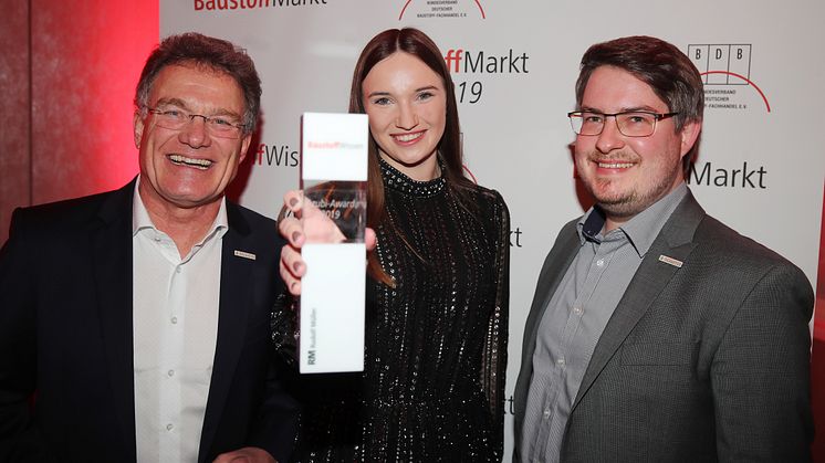 Hartmut Buhren, Anna Swertz und Timo Buhren (v. l.) nahmen den Azubi-Award entgegen. 
