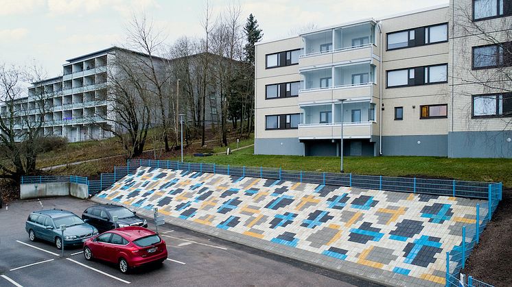Hännisen taideteos rakentuu geometrisiin asetelmiin ladotuista betonilaatoista ja metalliaidasta. Kuva: Ilkka Vuorinen