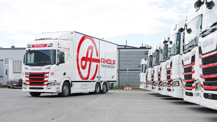 Ahola Transport aloittaa kansainvälisen rahtiliikenteen ensimmäisellä täyssähköisellä Scania 40R kuorma-autolla