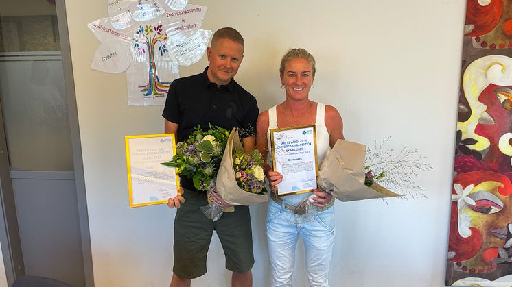 Calle och Emma med blommor och diplom