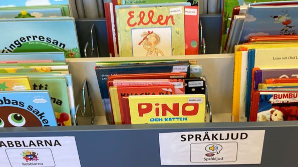 Funkishyllan för barn har bland annat böcker med TAKK (Tecken som Alternativ och Kompletterande Kommunikation) Foto: Piteå kommun