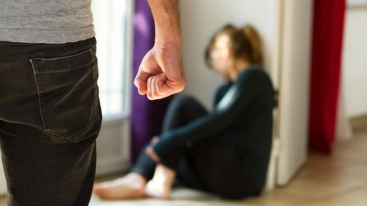 Våld i nära relationer är ett stort problem. En gratis utbildningssatsning skall göra att fler kan upptäcka våldet. 