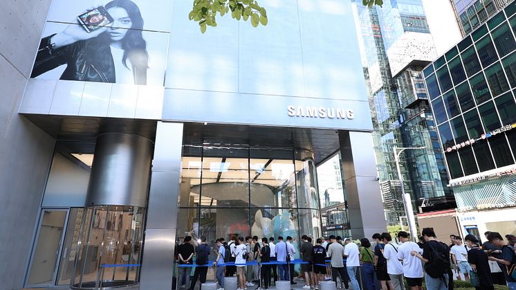 Consumers at Seoul flagship store