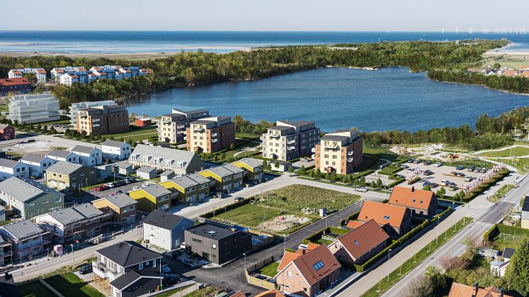 HSB brf Vattenbrynet består av fem huskroppar som är belägna mellan Kalkbrottssjön och en nyanlagd park.