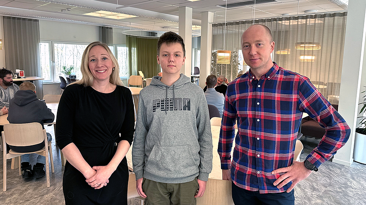 Elis Lundgren, klass 9A på Solanderskolan flankerad av Sofie Edström, HR- & hållbarhetsstrateg och Stefan Tengman, chef planering & underhåll elnät