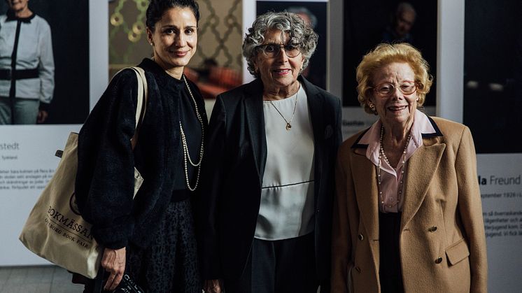 Fotografen Sanna Sjöswärd tillsammans med överlevarna Zsuzsanna Reisch och Kate Wacz. Foto: Henrik Mill 2019