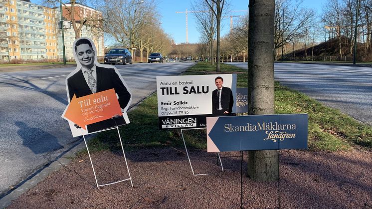 Plastskyltar längs med Pildammsvägen i Malmö.