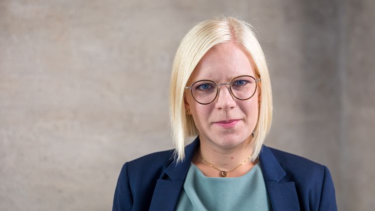 Centerpartiets gruppledare i Stockholms stadshus, Karin Ernlund, vill att staten, kommunen, regionen och civilsamhället ska kroka arm för att stoppa det dödliga våldet.
