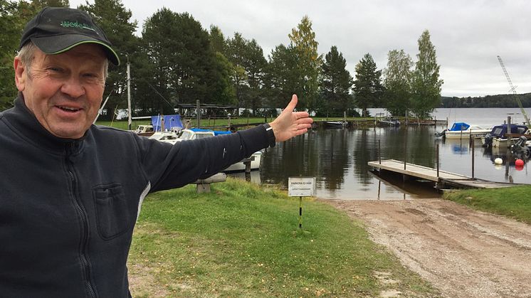 Anders Niss välkomnar till båthamnen i Västanvik