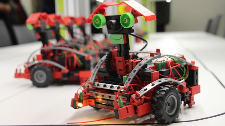  Mittels fahrbarer Roboter aus einer Modellbaureihe werden verschiedenste Straßenverkehrssituationen simuliert.