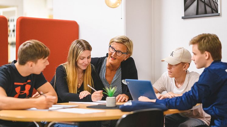 Katarina Stjernfelt med elever på Kalmar Fria Läroverk