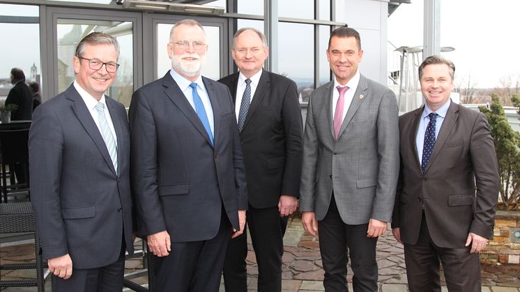 Michael Dreier, Vorsitz. Gesellschaftervers. WWE (l), Dr. Stephan Nahrath, GF WWE (3.v.l), und Tim Kähler, Vors. Aufsichtsrat WWE (r) begrüßen  aus Steinheim Udo Schelling, GF Stadtwerke (2.v.l), und Bürgermeister Carsten Torke 