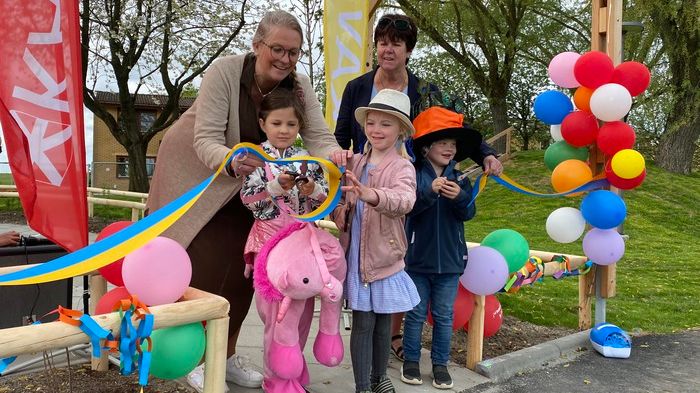 Vindra, Elsie och Viggo klipper bandet tillsammans med Camilla Mårtensen och Pia Almström. Sexåringarna har alla varit med om såväl vattenläckan i den gamla förskolan som flytten till de provisoriska paviljongerna under byggtiden.