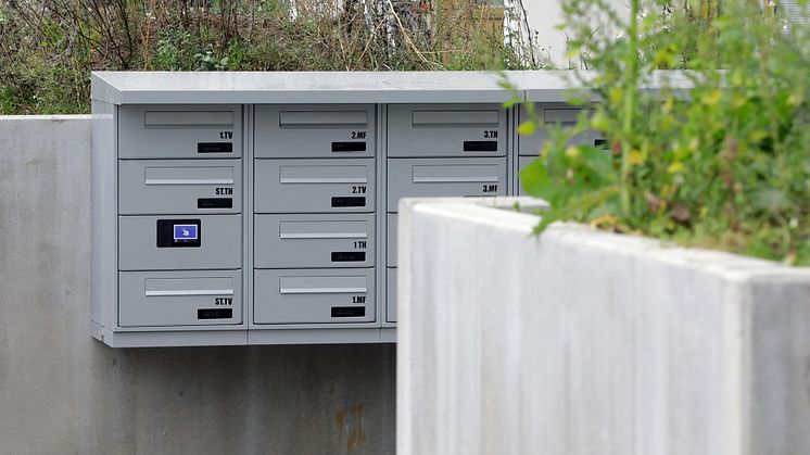 Renz har leveret både en model monteret på væggen og et smalt postkasseanlæg, der bliver indbygget i væggen i Gellerupparkens Blok 4.