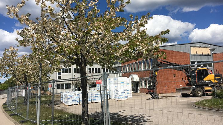 Parkdalaskolan växer fram - Gamla industrilokaler byggs om till en modern 4-9 skola - fruktträden framför byggnaden planeras att bevaras