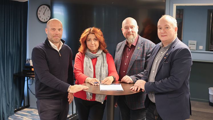 Representanter från kommun och bolag skriver under avsiktsförklaring
