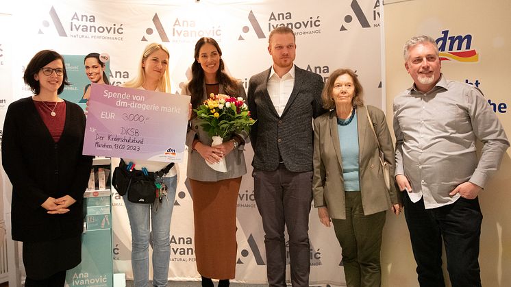 Spendenübergabe: Maria Beck (Geschäftsführerin des DKSB), Clara Weblus (dm-Filialleiterin), Ana Ivanović, Benedikt Rossiwal (DKSB), Hanna Prausnitz (Vorstandsvorsitzende des DKSB) und Andreas Haaf (DKSB).
