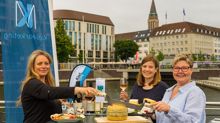 Sandra van Hoorn von der Landwirtschaftskammer Schleswig-Holstein, Projektmanagerin Kathrin Groß (Kiel-Marketing e.V.) und Cindy Jahnke, 1. Vorsitzende der KäseStraße Schleswig-Holstein e.V. (v.l.) freuen sich auf ein tolles Event am Bootshafen.