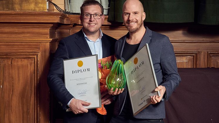 På bild: Peter Andersson, ansvarig för NetOnNets samtliga kanaler och kundmötet samt Martin Richardsson, E-handelschef från NetOnNet. (Bild: Web Service Award)