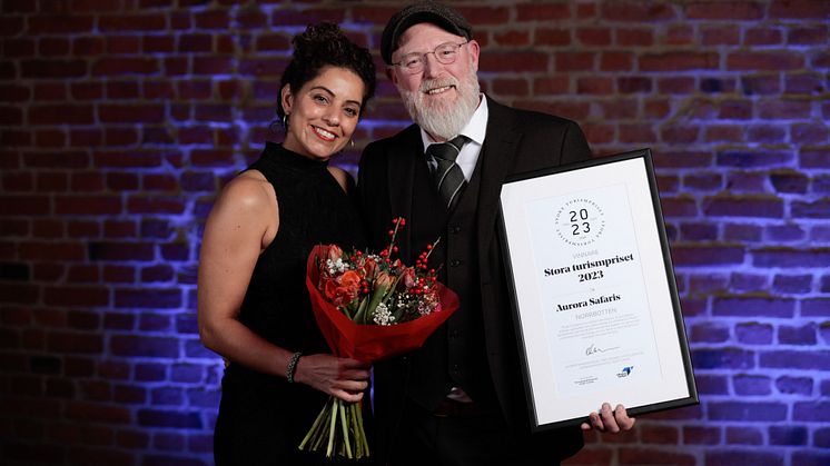Naila Sher och Jonas Gejke från Aurora Safaris som vann Stora turismpriset 2023. Fotograf: Peter Jönsson