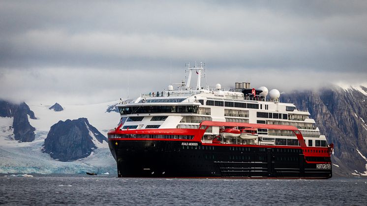 TIL SVALBARD - MED BATTERI: Verdens første hybriddrevne cruiseskip MS Roald Amundsen skal i sommer seile ekspedisjonscruise til Svalbard. Foto: OSCAR FARRERA/Hurtigruten