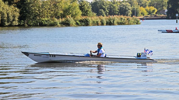 TH Wildau mit Solarboot SUNcaTcHer auf Platz 2 bei der „Haus-Regatta“ auf der Dahme bei Wildau