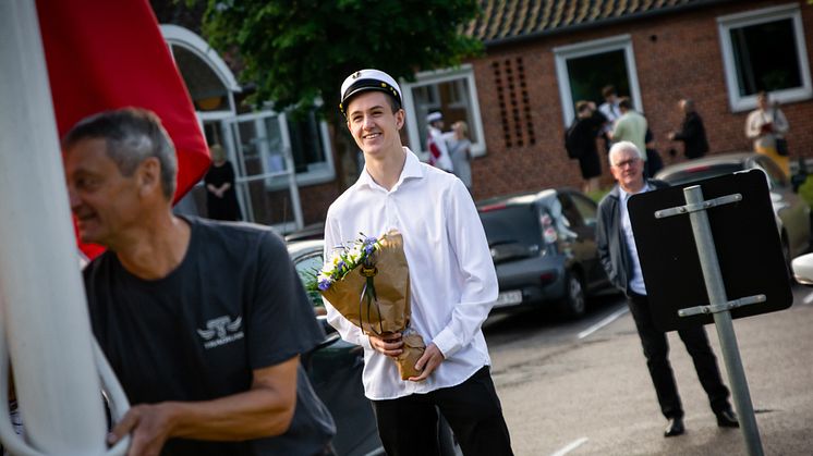 De første HHX studenter modtog mandag deres huer.