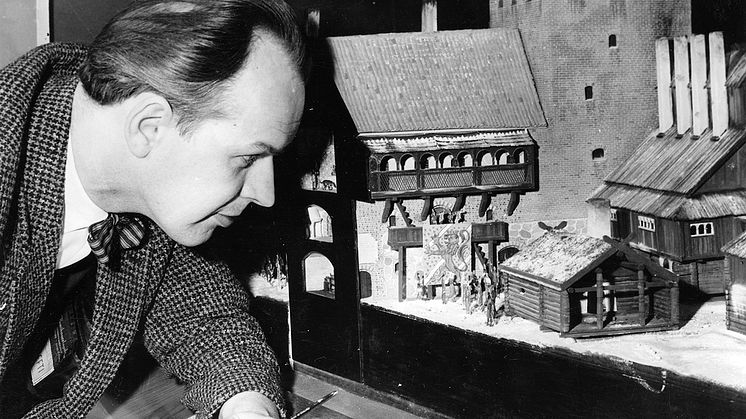 Konstnären Harald Gripe monterar modellen om Nyköpings gästabud.