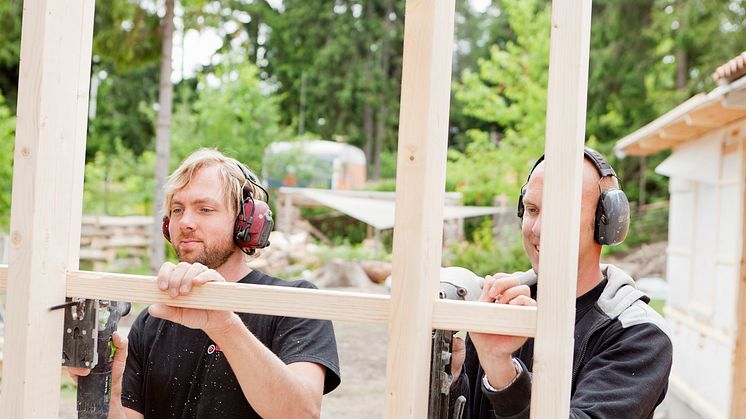 En coronaeffekt som märkts över hela landet är att många fler vill fixa med sitt hus. I Kungsbacka har antalet ärenden till bygglovsavdelningen ökat med 20 procent. Ett ökat tryck som bygglovsavdelningen i princip har klarat av att hantera.