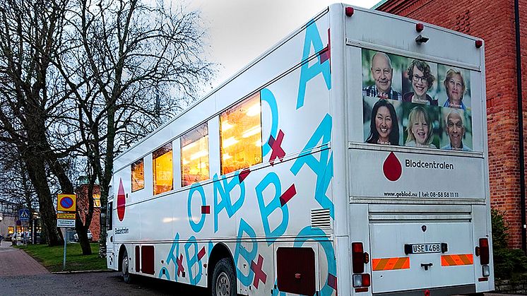 Blodbussen parkerad utanför Norrtälje sjukhus, som nu blivit ett nytt ordinarie stopp för bussen.