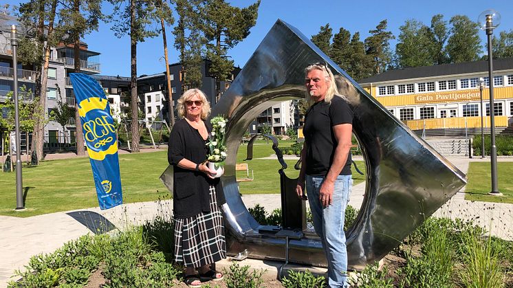 HSB Östergötlands ordförande Mariethe Larsson samt konstnären Pablo von Eckardstein framför det nya konstverket i Folkets Park, "När vi dansar..."