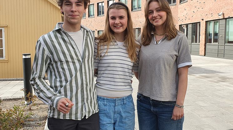 Leo, Andrea og Eira  er konferansierer på årets 17. mai festkonsert