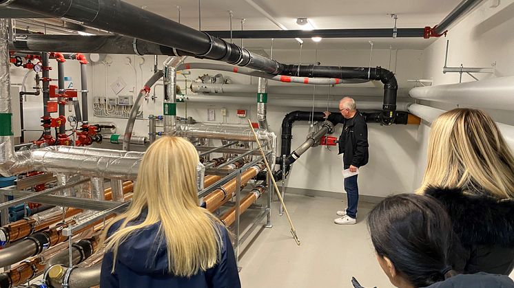 Vid spillvattenväxlaren i undercentralen på nyproducerad fastighet i Ursvik.