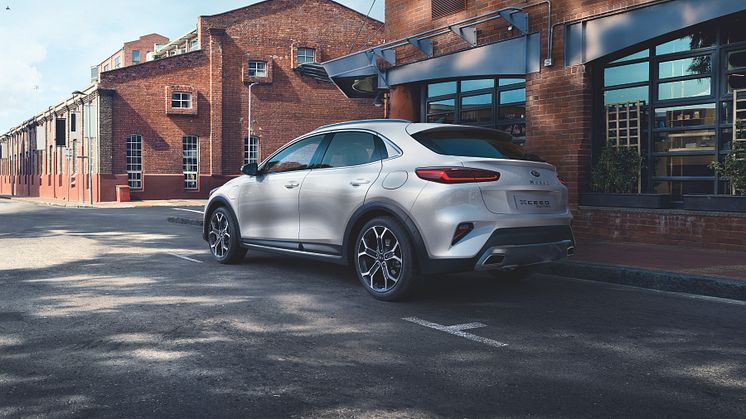 CD_CUV_PHEV_03a_3_4_rear_static_LHD_CROP_cmyk