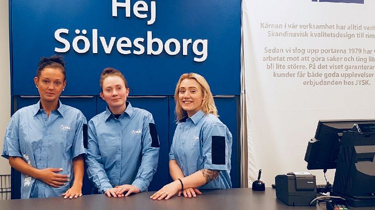 Alice, Linnea och Victoria är redo att ta emot kunderna i Sölvesborg den 26 april. Foto: JYSK