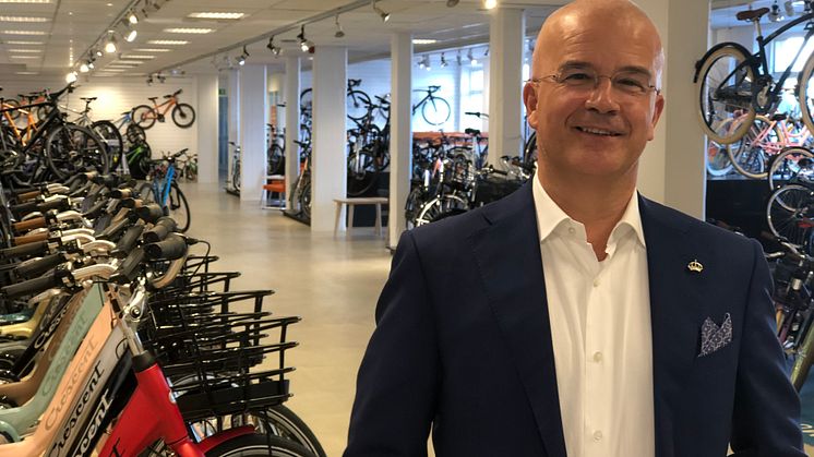 Tony Grimaldi får utmärkelsen Guldklubban för sitt styrelsearbete, här i Cycleuropes cykelfabrik i Varberg. 