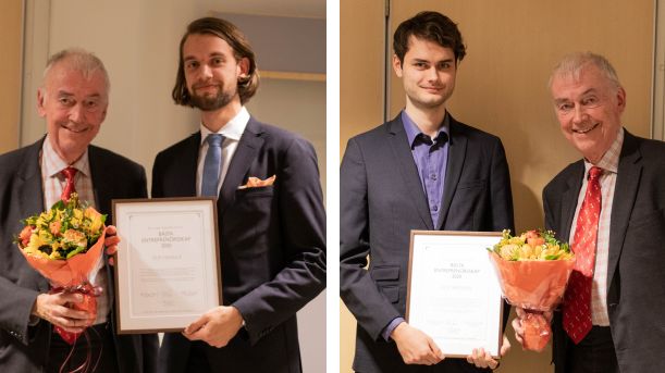 Jubileumspristagarna Filip Heikkilä och Olle Månsson mottar priset av Bert-Inge Hogsved, Hogia-gruppens VD och VD.